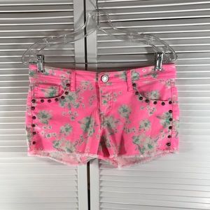 Short shorts in beautiful colors